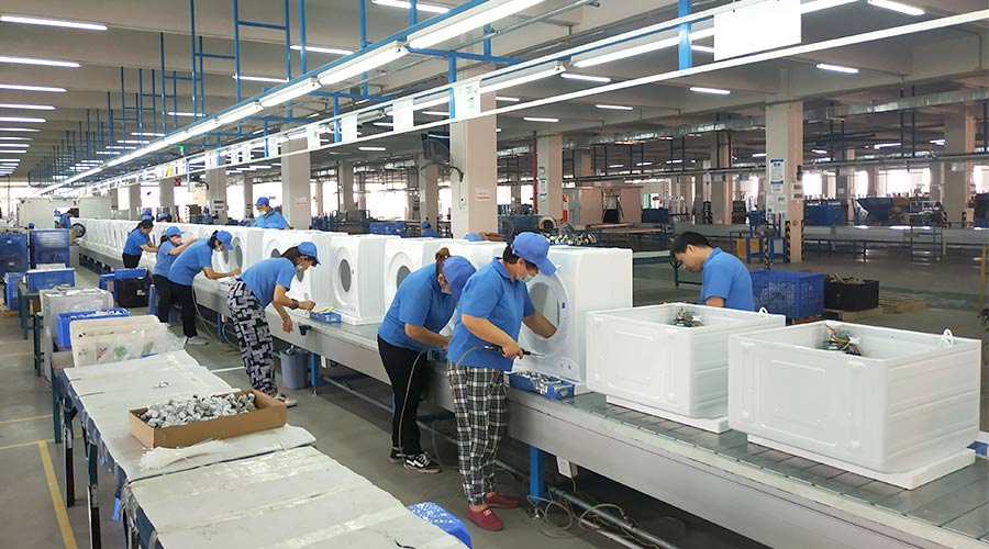 高效率！員工們忙碌地開展巴西客戶的衣物烘干機(jī)生產(chǎn)工作