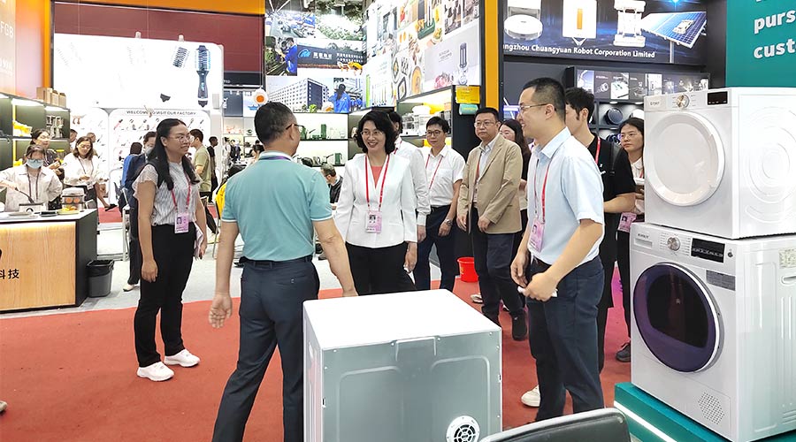 廣交會迎來大咖！江門市市長親臨金環(huán)電器展位參觀交流