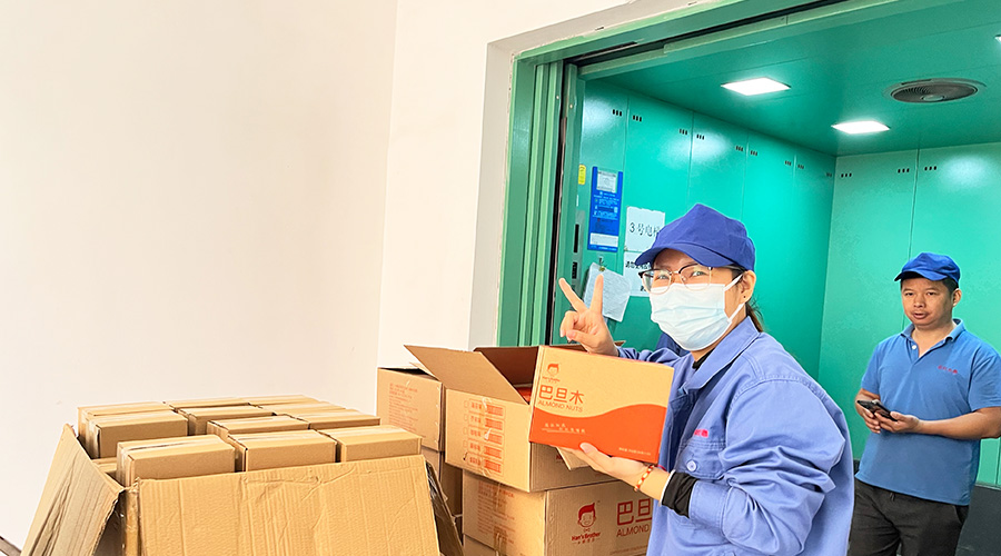 喜笑顏開(kāi)！三八婦女節(jié)  金環(huán)電器發(fā)放禮品暖人心